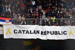 Fans and Catalan banner