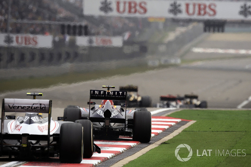 В суматохе первого круга разворачивалась борьба двух пилотов Sauber, которые неожиданно оказались рядом, сражение Уэббера и Алонсо, и провал Феттеля – он потерял четыре места и стал 15-м