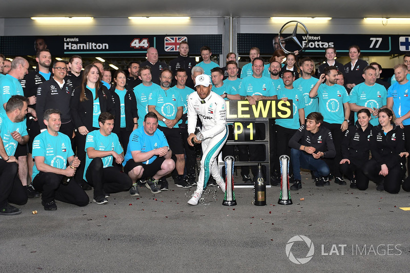 Race winner Lewis Hamilton, Mercedes-AMG F1 celebrates with the team and the champagne