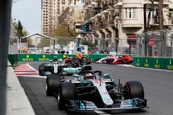 Lewis Hamilton, Mercedes AMG F1 W09, Valtteri Bottas, Mercedes AMG F1 W09, Daniel Ricciardo, Red Bull Racing RB14 Tag Heuer, Max Verstappen, Red Bull Racing RB14 Tag Heuer, Kimi Raikkonen, Ferrari SF71H, y Esteban Ocon, Force India VJM11 Mercedes, en la arrancada