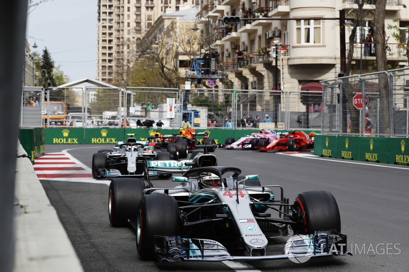 Lewis Hamilton, Mercedes AMG F1 W09, leads Valtteri Bottas, Mercedes AMG F1 W09, Daniel Ricciardo, Red Bull Racing RB14 Tag Heuer, Max Verstappen, Red Bull Racing RB14 Tag Heuer, Kimi Raikkonen, Ferrari SF71H, Esteban Ocon, Force India VJM11 Mercedes