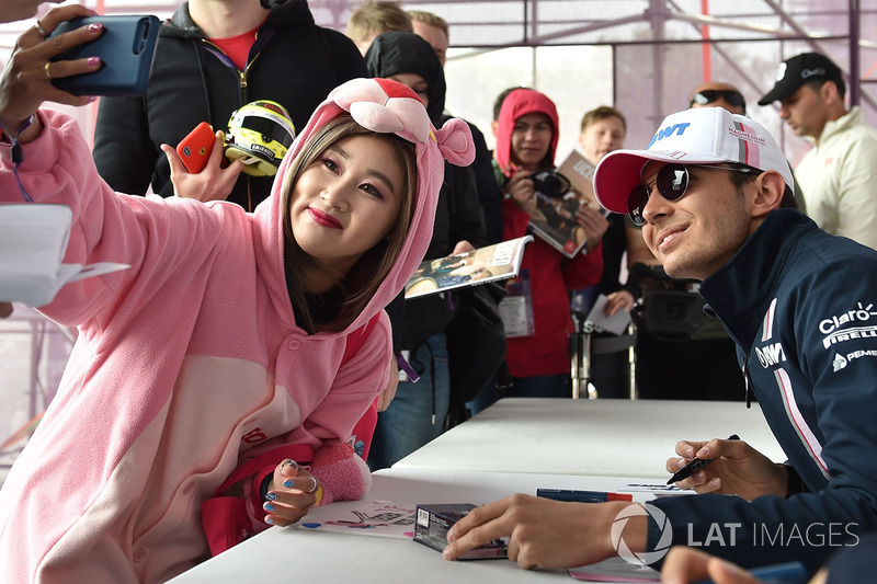 Fan Force India berkostum Pink Panther, swafoto dengan Esteban Ocon, Force India F1
