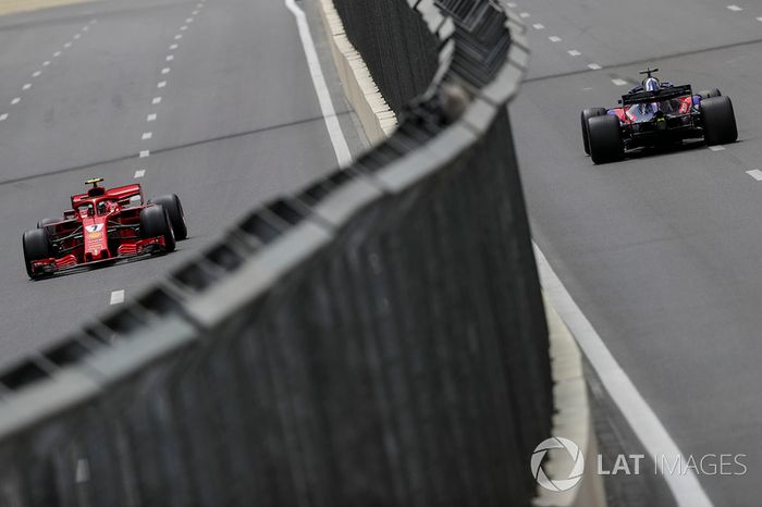 Kimi Raikkonen, Ferrari SF71H y Brendon Hartley, Scuderia Toro Rosso STR13