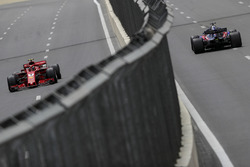 Кими Райкконен, Ferrari SF71H, и Брендон Хартли, Scuderia Toro Rosso STR13
