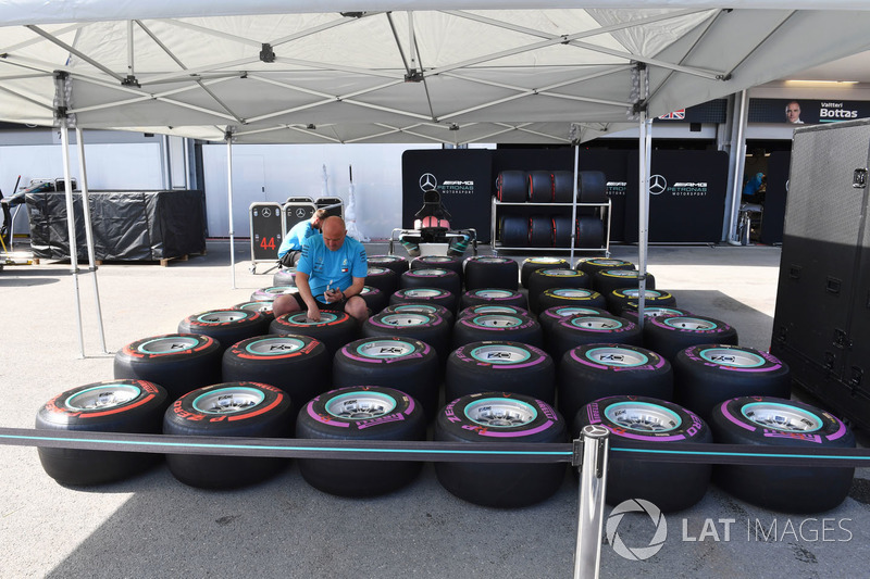 Des mécaniciens Mercedes AMG F1 et des pneus Pirelli