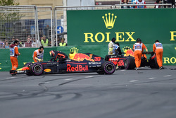 Los coches accidentados de de Max Verstappen, Red Bull Racing RB14 y Daniel Ricciardo, Red Bull Racing RB14