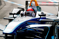 Emerson Fittipaldi, voormalig F1-kampioen en Indy 500-winnaar, bestuurt een Formule E-auto