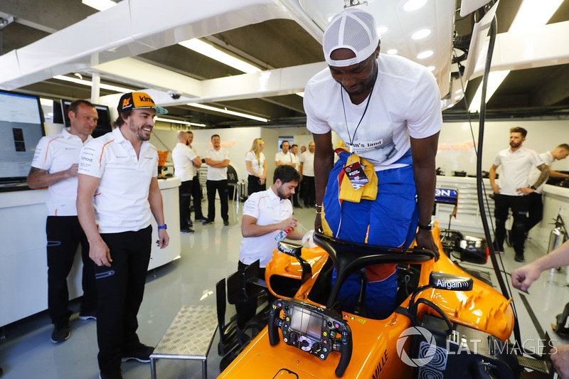 Баскетболист Toronto Raptors Серж Ибака в кокпите McLaren MCL33 Фернандо Алонсо