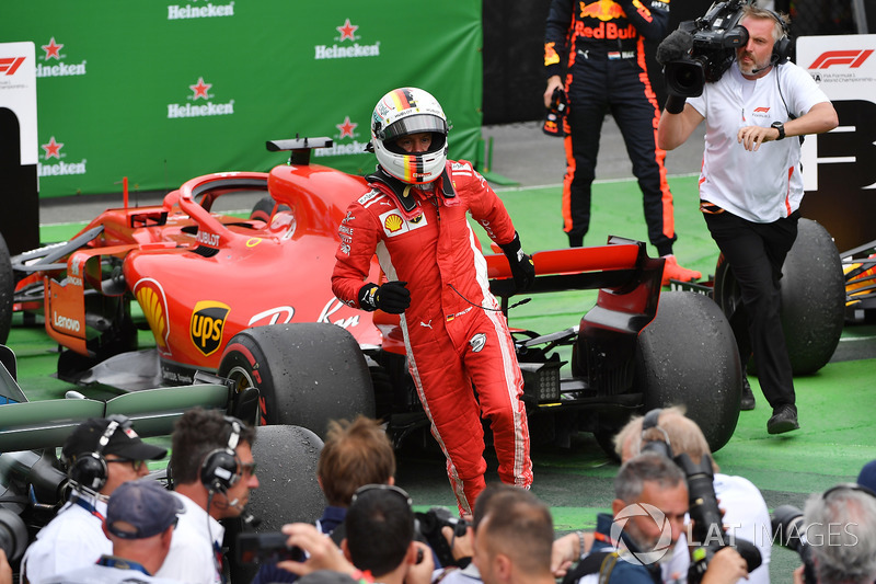 Il vincitore della gara Sebastian Vettel, Ferrari, festeggia nel parco chiuso