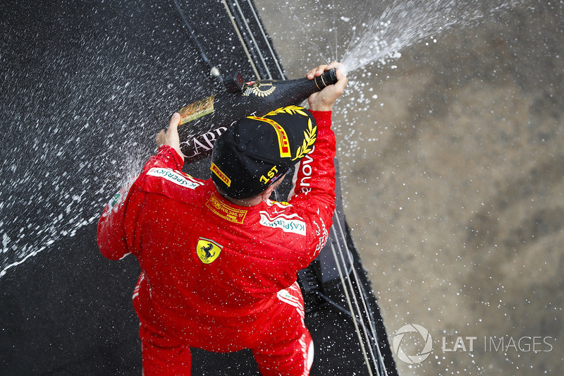 Le vainqueur Sebastian Vettel, Ferrari, avec le champagne sur le podium