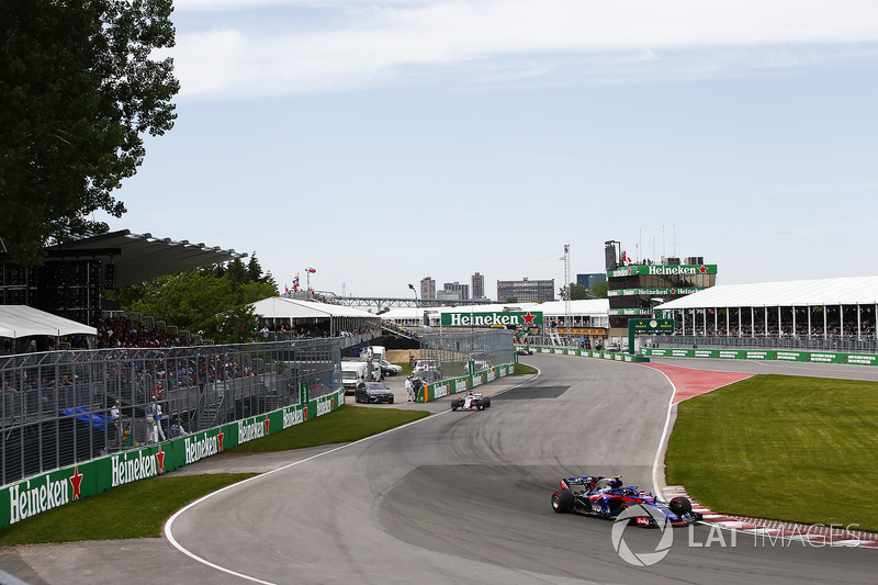 Pierre Gasly, Toro Rosso STR13, devant Sergio Perez, Force India VJM11