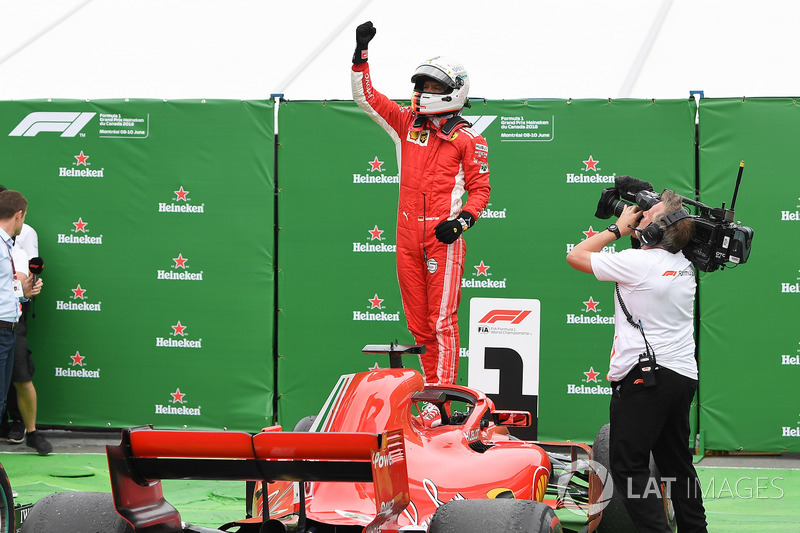 Le vainqueur Sebastian Vettel, Ferrari SF71H fête sa victoire dans le Parc Fermé