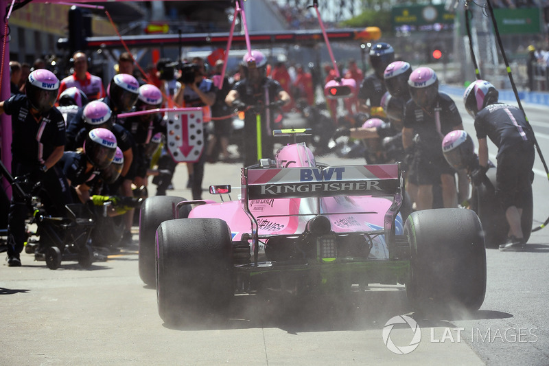 Esteban Ocon, Force India VJM11 pit stop