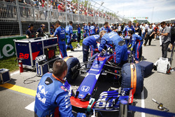 La Toro Rosso de Brendon Hartley avec les mécaniciens sur la grille
