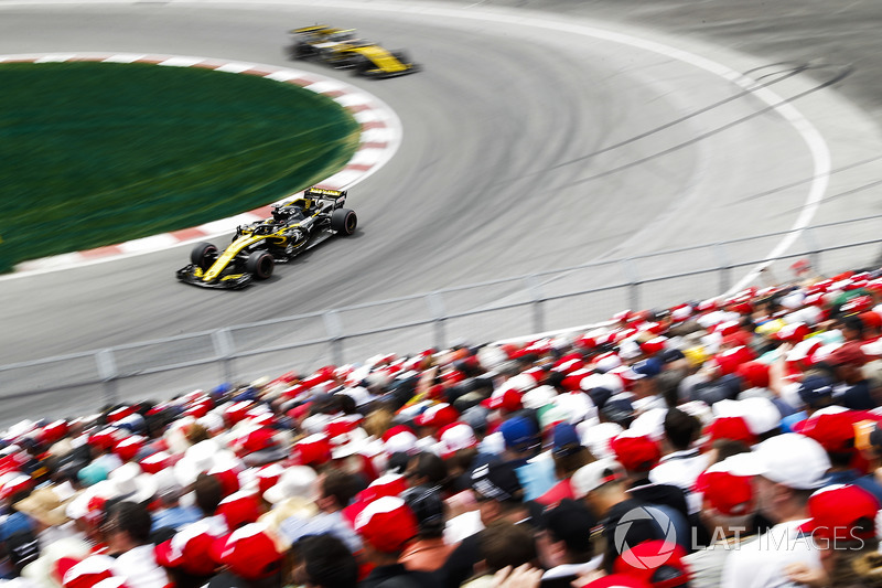 Nico Hulkenberg, Renault Sport F1 Team R.S. 18, por delante de Carlos Sainz Jr., Renault Sport F1 Team R.S. 1