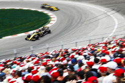 Nico Hulkenberg, Renault Sport F1 Team R.S. 18, leads Carlos Sainz Jr., Renault Sport F1 Team R.S. 1