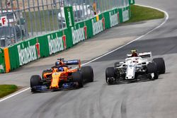 Fernando Alonso, McLaren MCL33, en Charles Leclerc, Sauber C37