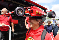 Un tifoso con un cappellino con la forma della monoposto di Sebastian Vettel, Ferrari