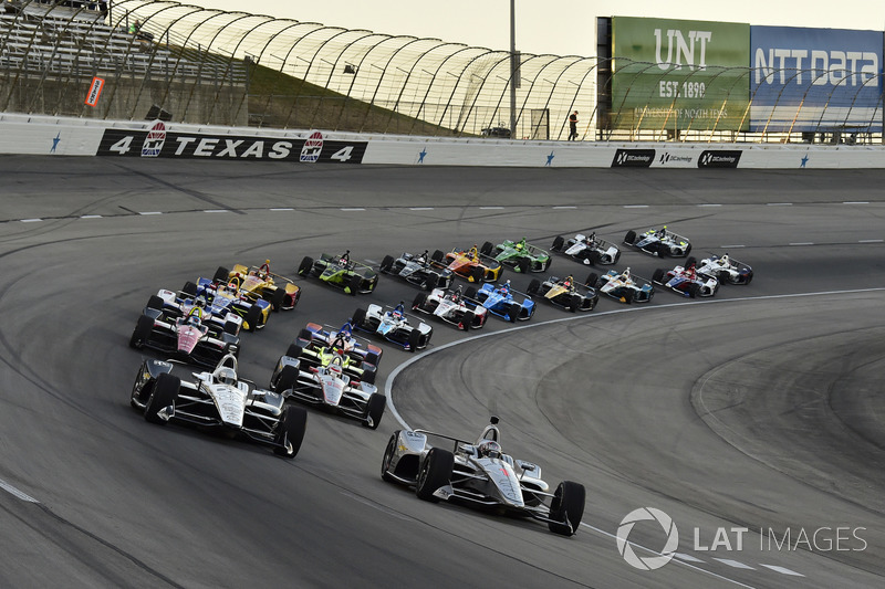 Start: Josef Newgarden, Team Penske Chevrolet, Simon Pagenaud, Team Penske Chevrolet lead