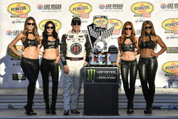 1. Kevin Harvick, Stewart-Haas Racing, mit den Monster-Girls