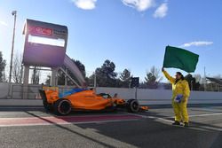 Stoffel Vandoorne, McLaren MCL33 and marshal with green flag