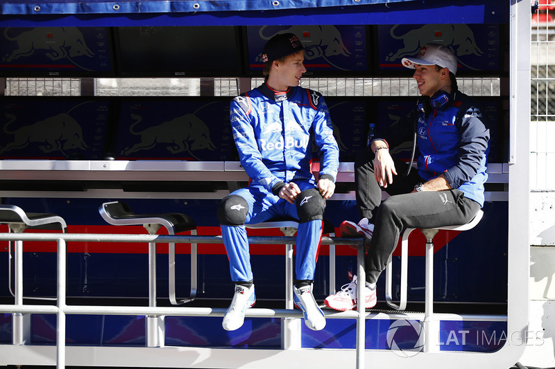Pierre Gasly, Scuderia Toro Rosso, habla con Brendon Hartley, Scuderia Toro Rosso