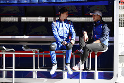 Pierre Gasly, Scuderia Toro Rosso, habla con Brendon Hartley, Scuderia Toro Rosso