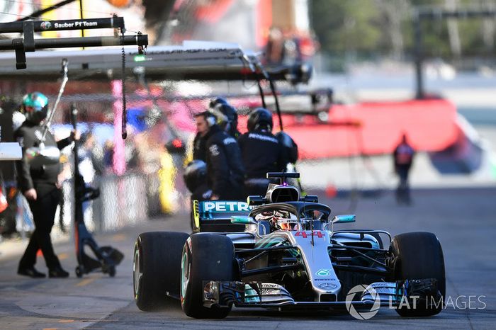 Lewis Hamilton ficou a 0s353 usando pneus ultramacios. Ricciardo utilizou os hipermacios.