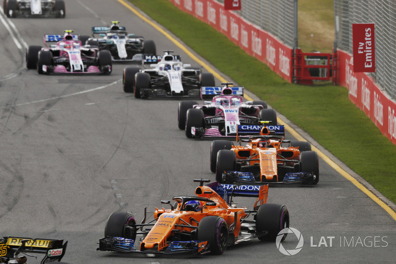 Fernando Alonso, McLaren MCL33 Renault, devant Stoffel Vandoorne, McLaren MCL33 Renault, Sergio Perez, Force India VJM11 Mercedes, et Lance Stroll, Williams FW41 Mercedes