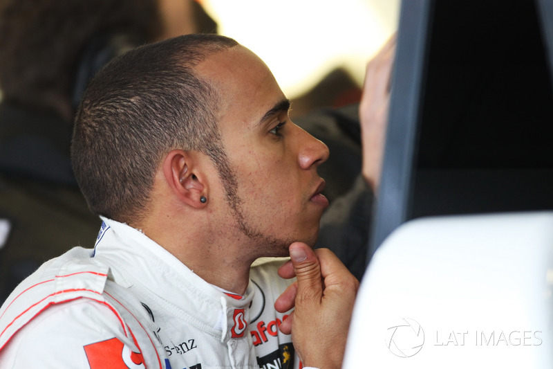 Después de un período de debilitamiento en McLaren, Hamilton decidió poner fin a su relación comercial con su padre, buscando más libertad en su vida personal y gestionando su carrera. Y aparecieron los primeros cambios visuales del piloto, como el uso de pendientes.