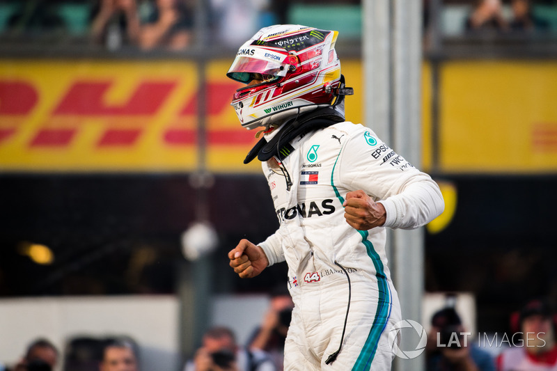 Le poleman Lewis Hamilton, Mercedes-AMG F1 dans le parc fermé