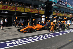 Stoffel Vandoorne, McLaren MCL33 pit stop