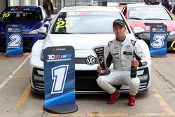 Yarış galibi Dan Lloyd, West Coast Racing VW Golf