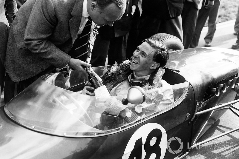 Jim Clark, Lotus 18 - Climax, reçoit une bouteille de champagne