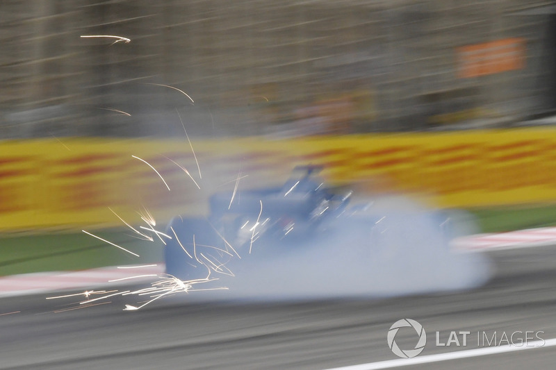 Lewis Hamilton, Mercedes-AMG F1 W09 locks up