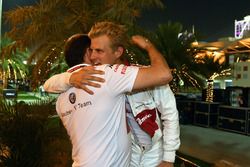 Marcus Ericsson, Sauber celebrates at the end of the race with Frederic Vasseur, Sauber, Team Principal