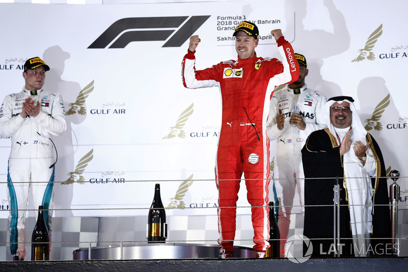 Valtteri Bottas, Mercedes AMG F1, 2° classificato, Sebastian Vettel, Ferrari, 1° classificato, e Lewis Hamilton, Mercedes AMG F1, 3° classificato, sul podio