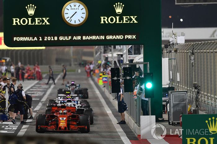 Sebastian Vettel, Ferrari SF71H e altri piloti all'uscita della pit lane