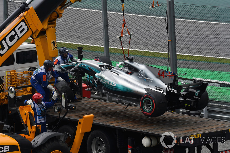 The crashed car of Lewis Hamilton, Mercedes-Benz F1 W08  is recovered in Q1