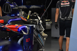 Scuderia Toro Rosso STR12 nel garage