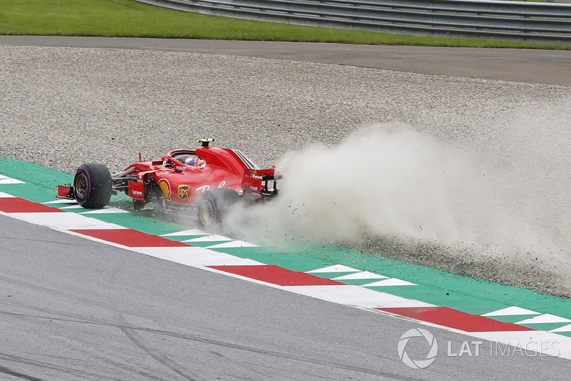 Kimi Raikkonen, Ferrari SF71H, sort au large et ramène de la poussière sur la piste