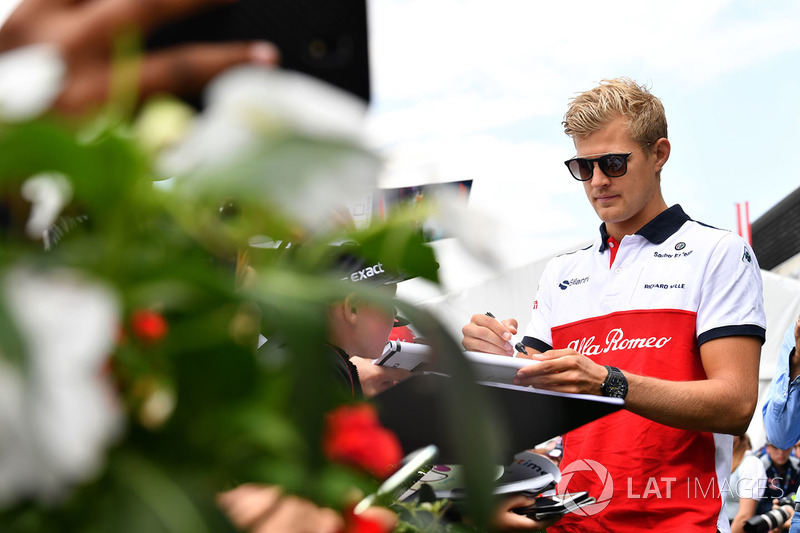 Marcus Ericsson, Sauber signe des autographes pour les fans