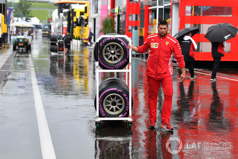 Mekanik Ferrari dan ban ultrasoft