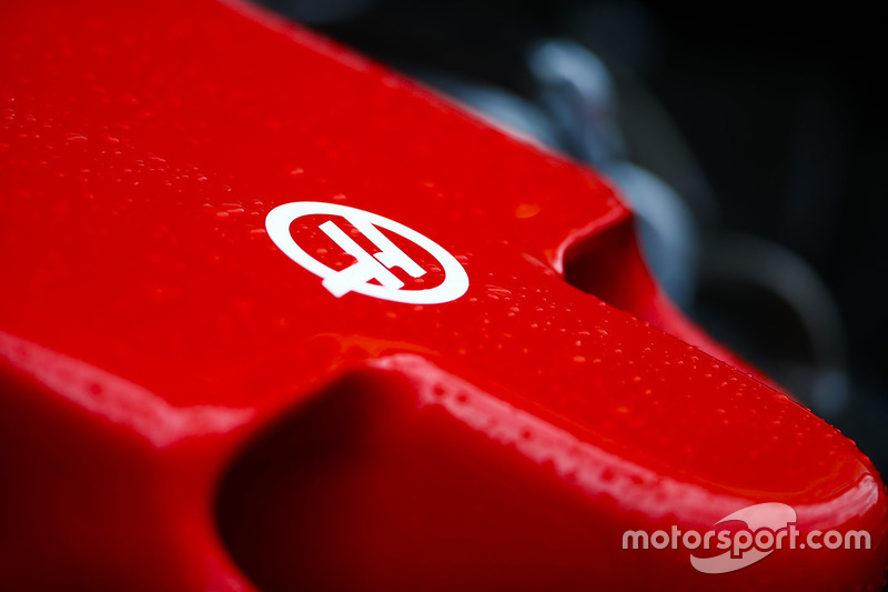 Logo Haas di hidung mobil VF-18