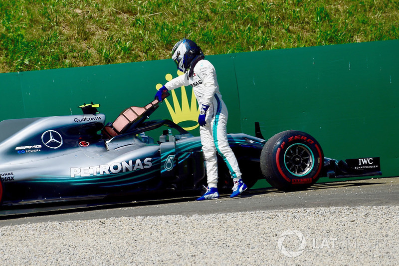 Mas a maré continuou. Poucas voltas depois, seu carro enfrentou um problema mecânico, de modo que Bottas foi obrigado a abandonar