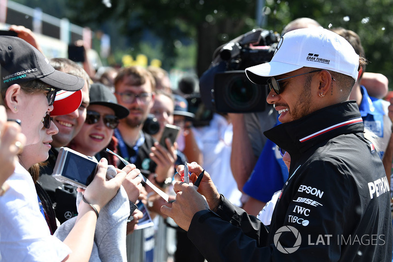 Lewis Hamilton, Mercedes-AMG F1 signe des autographes pour les fans