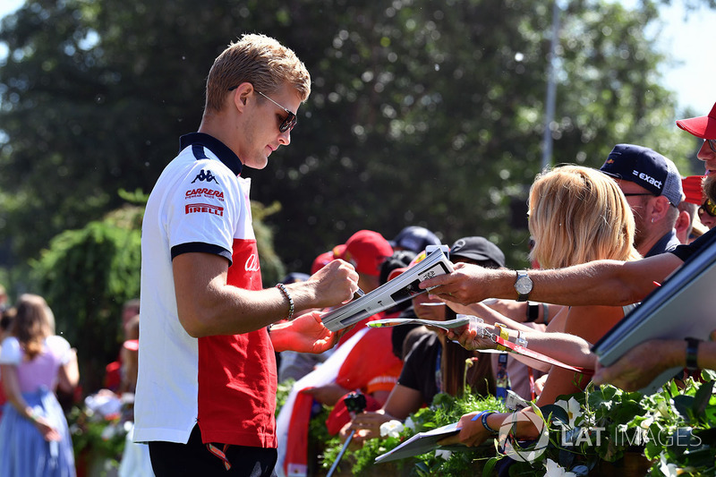 Marcus Ericsson, Sauber signs autographs for the fans
