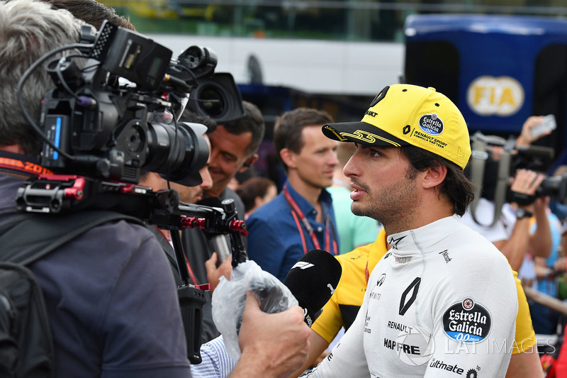 Carlos Sainz Jr., Renault Sport F1 Team talks with the media