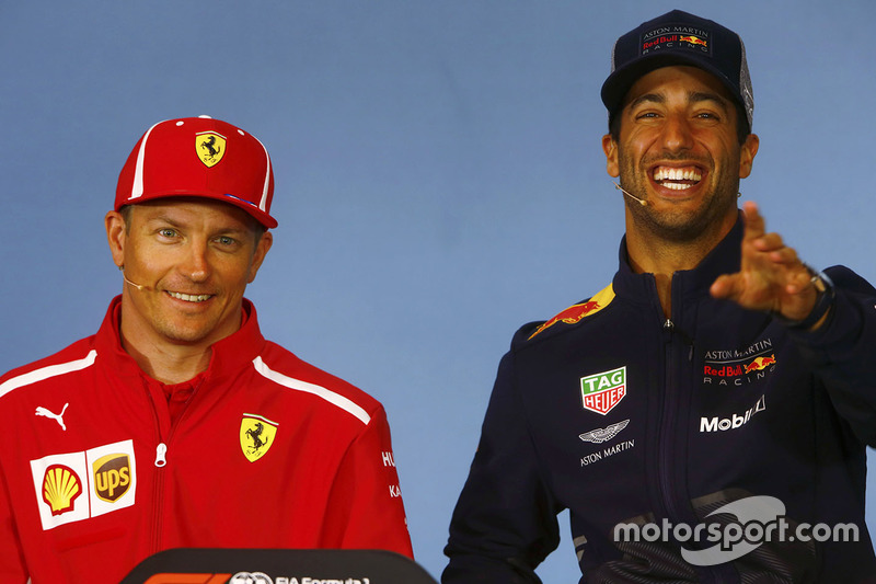 Kimi Raikkonen, Ferrari, e Daniel Ricciardo, Red Bull Racing, scherzano nella conferenza stampa del giovedì