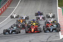 Lewis Hamilton, Mercedes AMG F1 W09, Sebastian Vettel, Ferrari SF71H, Valtteri Bottas, Mercedes AMG F1 W09, race side by side towards the first corner